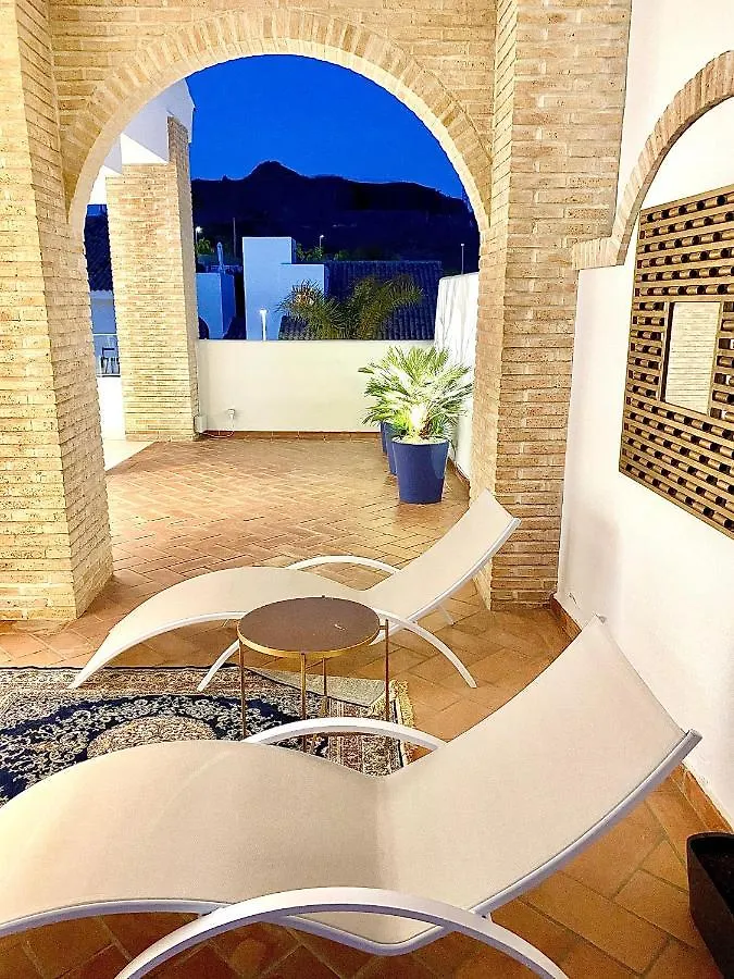 Mondrian Luxury Suites & Villas بينالماذينا